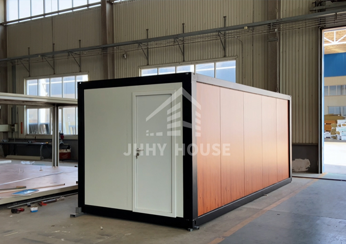 Edifícios de alojamento para obras de construção, com cada quarto equipado com banheiro e chuveiro.